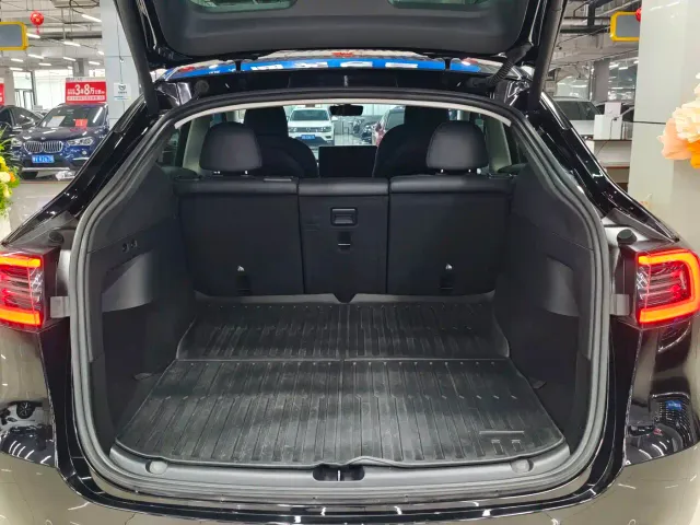 Tesla Model Y — Фото автомобиля 16