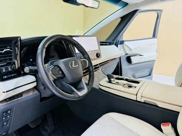 Lexus LM — Фото автомобиля 4