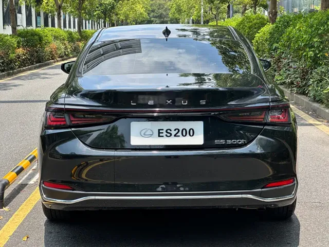 Lexus ES — Фото автомобиля 12