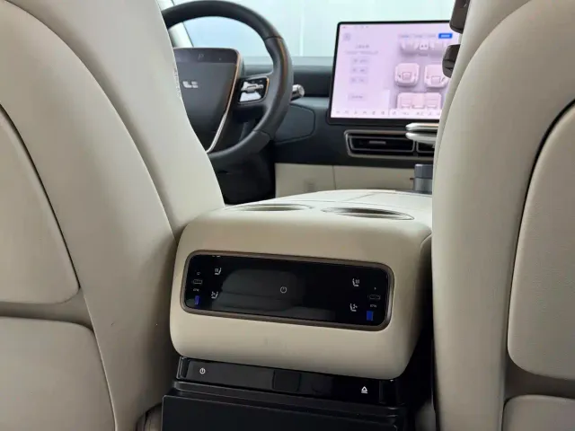 Li Auto MEGA — Фото автомобиля 21