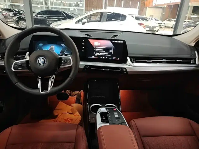 BMW iX1 — Фото автомобиля 13