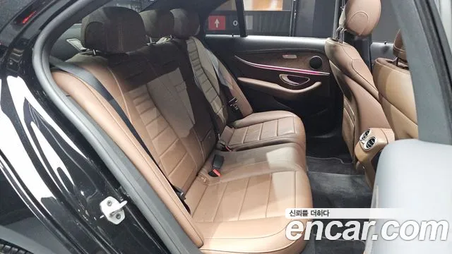 Mercedes-Benz E-Class — Фото автомобиля 3