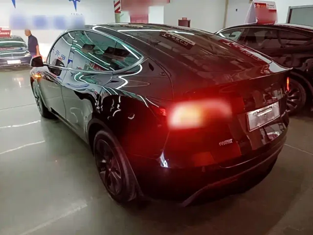 Tesla Model Y — Фото автомобиля 4