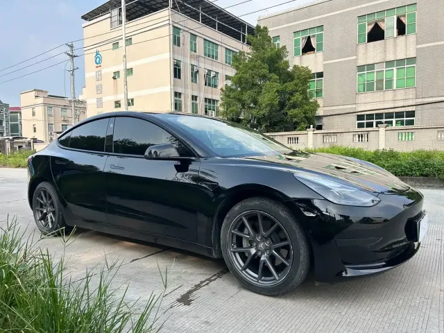 Tesla Model 3 — Фото автомобиля 3