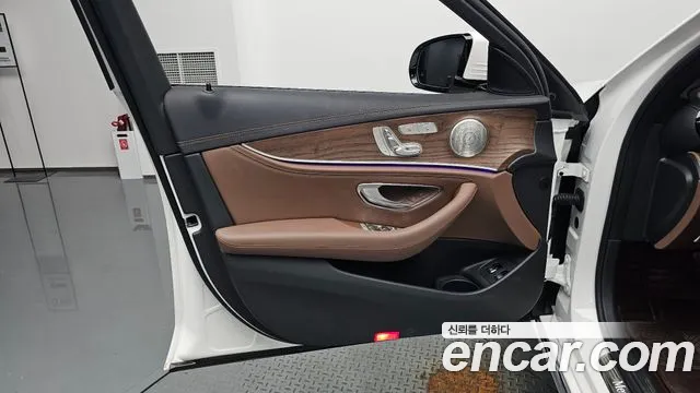 Mercedes-Benz E-Class — Фото автомобиля 5