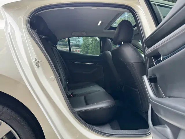 Mazda Axela — Фото автомобиля 7