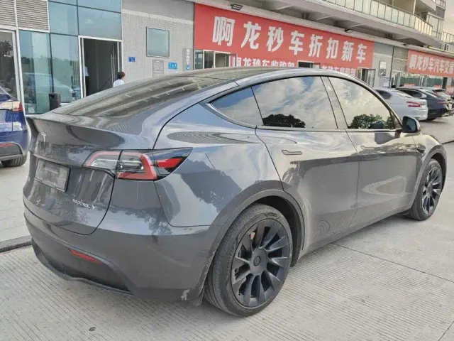 Tesla Model Y — Фото автомобиля 5