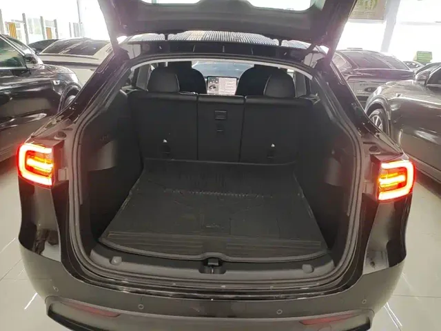 Tesla Model Y — Фото автомобиля 18