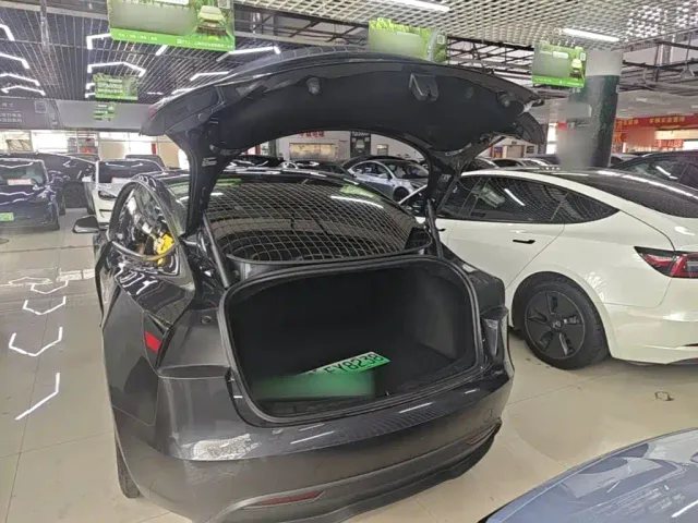 Tesla Model 3 — Фото автомобиля 14