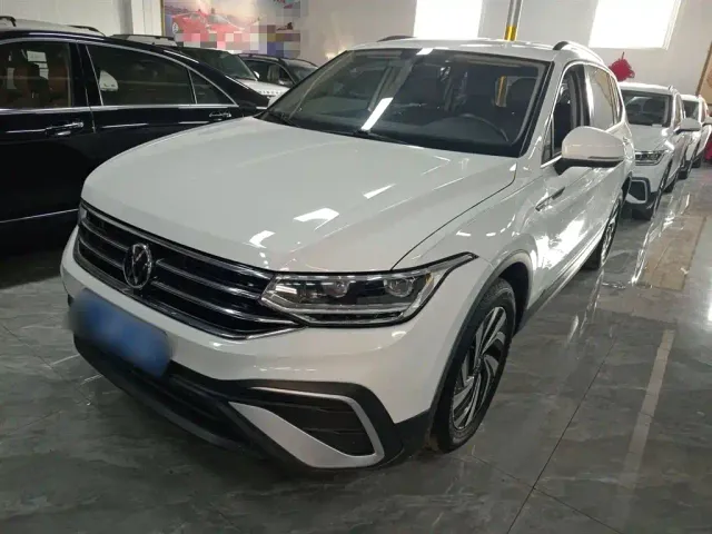 Фотография автомобиля — Volkswagen Tiguan L