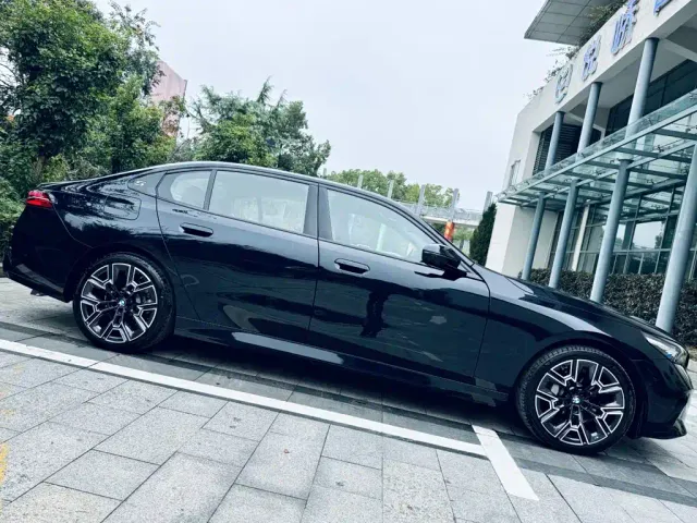 BMW 5 Series — Фото автомобиля 2