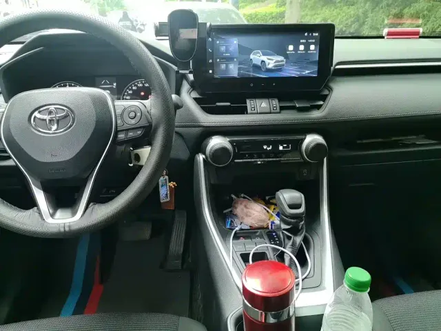 Toyota RAV4 — Фото автомобиля 5