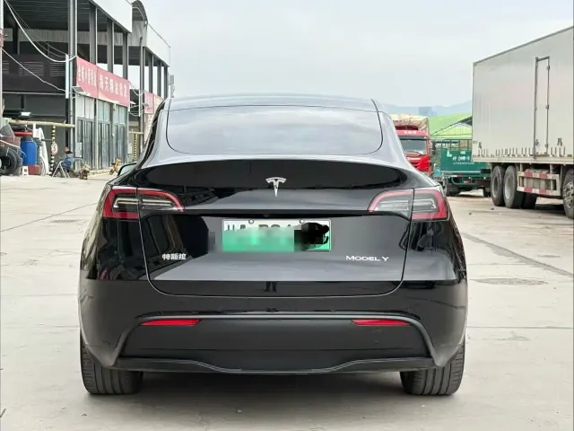 Tesla Model Y — Фото автомобиля 5