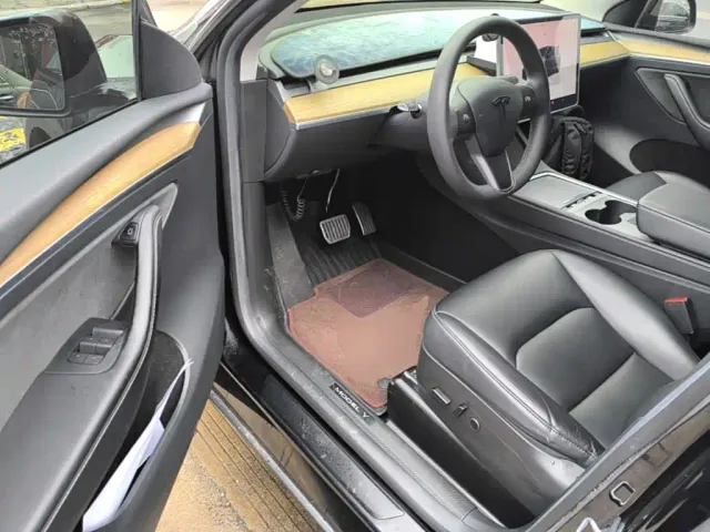 Tesla Model Y — Фото автомобиля 15