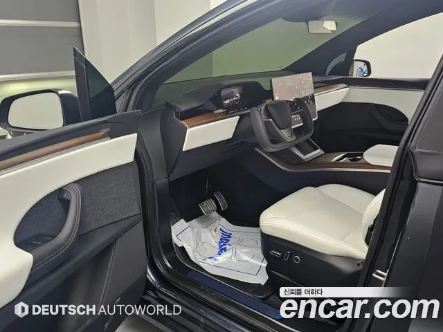 Tesla Model X — Фото автомобиля 19