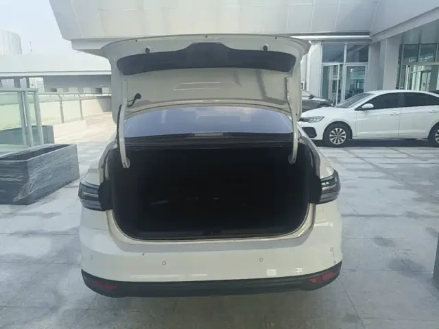 Volkswagen Lavida — Фото автомобиля 18