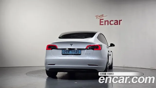 Tesla Model 3 — Фото автомобиля 3