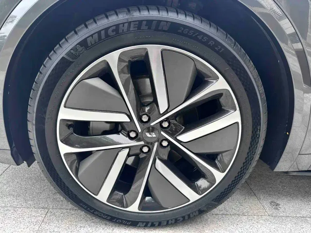 Li Auto L9 — Фото автомобиля 11