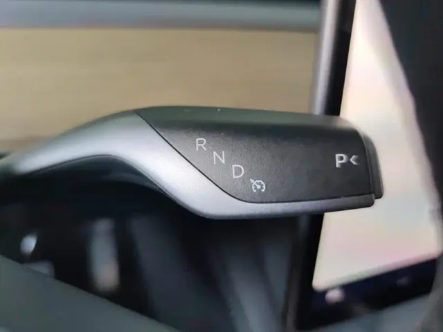 Tesla Model Y — Фото автомобиля 16