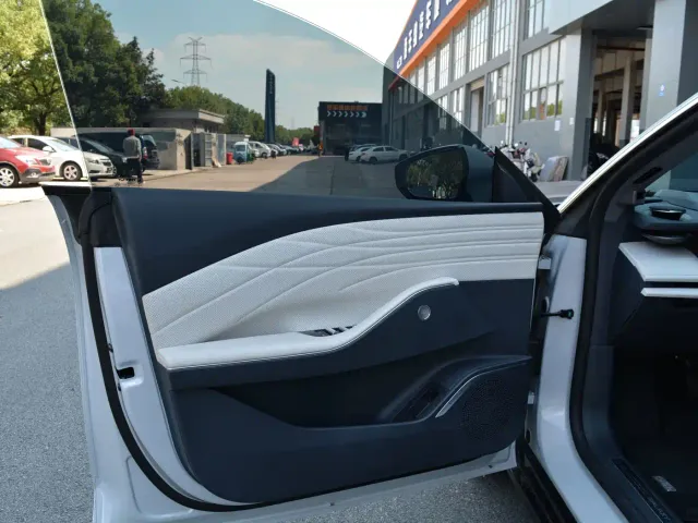 Geely Galaxy E8 — Фото автомобиля 9