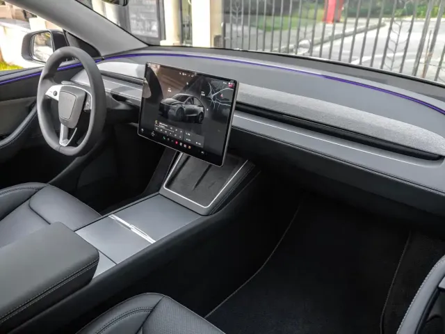 Tesla Model Y — Фото автомобиля 14