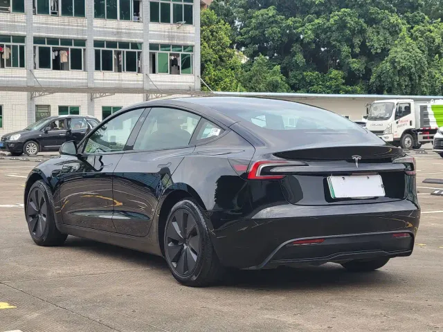 Tesla Model 3 — Фото автомобиля 16