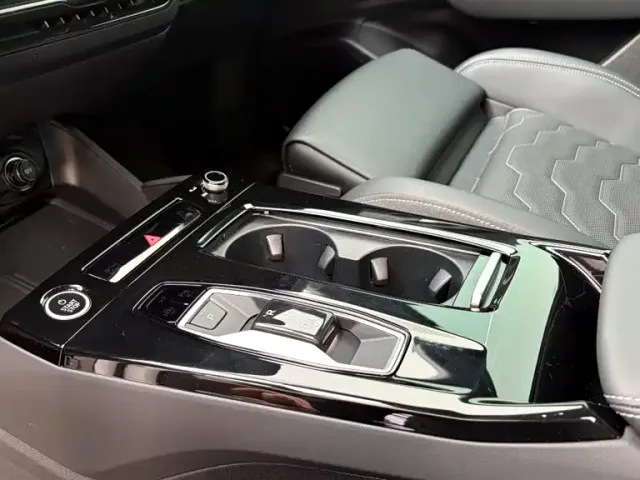 Audi Q6L e-tron — Фото автомобиля 12