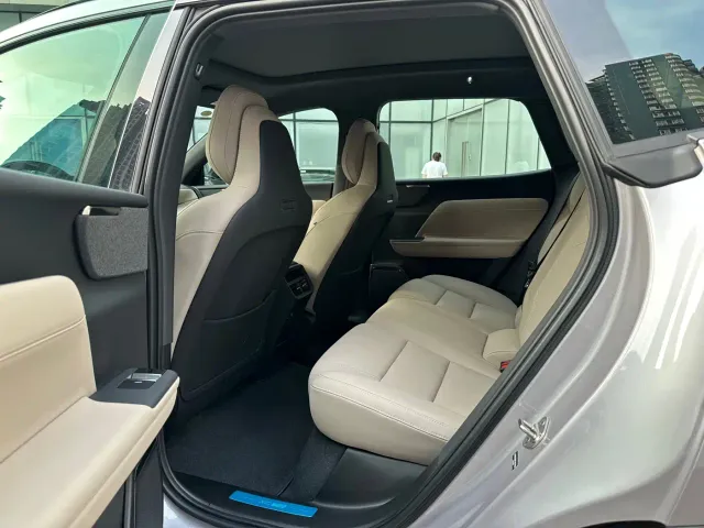 Volvo XC70 Plug-in Hybrid — Фото автомобиля 9