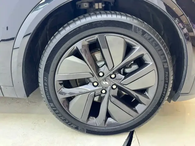 Li Auto L8 — Фото автомобиля 7