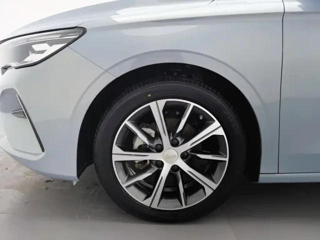Geely Emgrand — Фото автомобиля 17