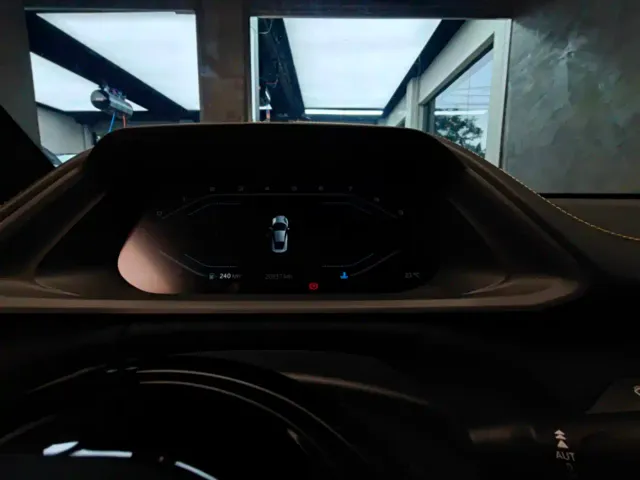 Lotus Emira — Фото автомобиля 7