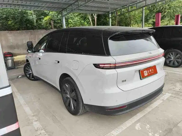 Li Auto i8 — Фото автомобиля 4