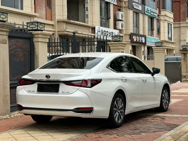 Lexus ES — Фото автомобиля 7