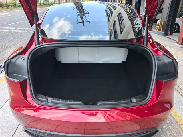 Tesla Model 3 — Фото автомобиля 13