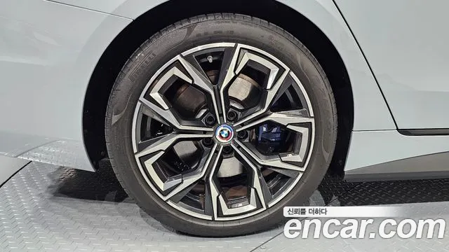 BMW i4 — Фото автомобиля 5