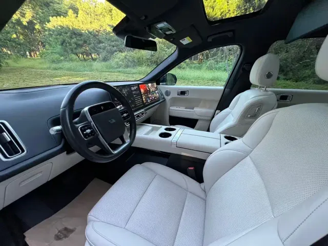 Li Auto L9 — Фото автомобиля 14
