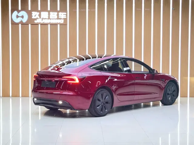 Tesla Model 3 — Фото автомобиля 21