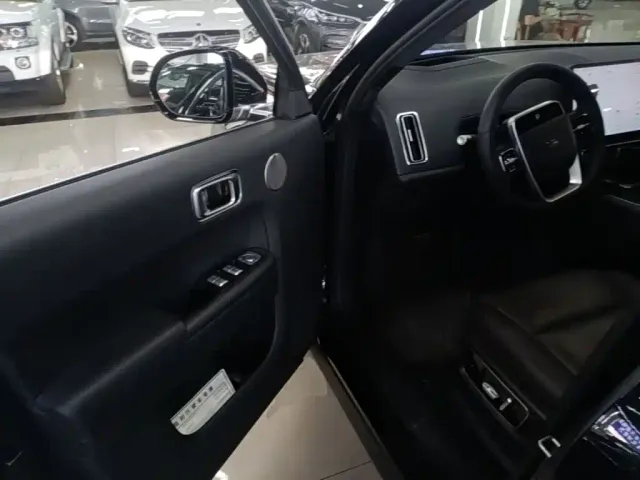 Li Auto L8 — Фото автомобиля 15