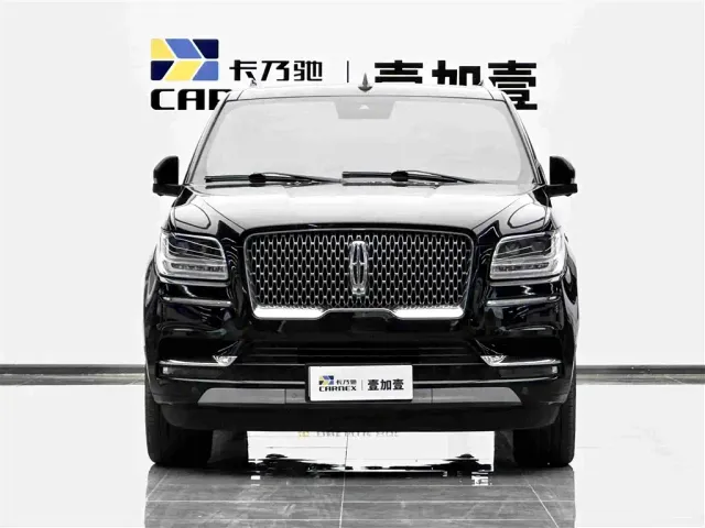 Lincoln Navigator — Фото автомобиля 2