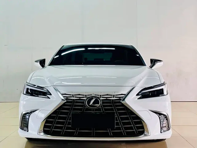 Lexus ES — Фото автомобиля 2