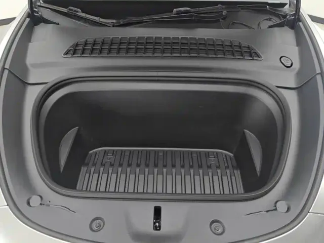 Tesla Model Y — Фото автомобиля 10