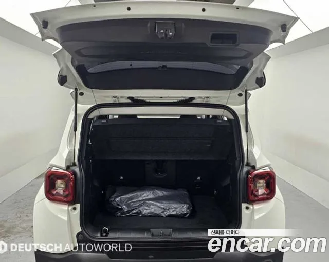 Jeep Renegade — Фото автомобиля 19