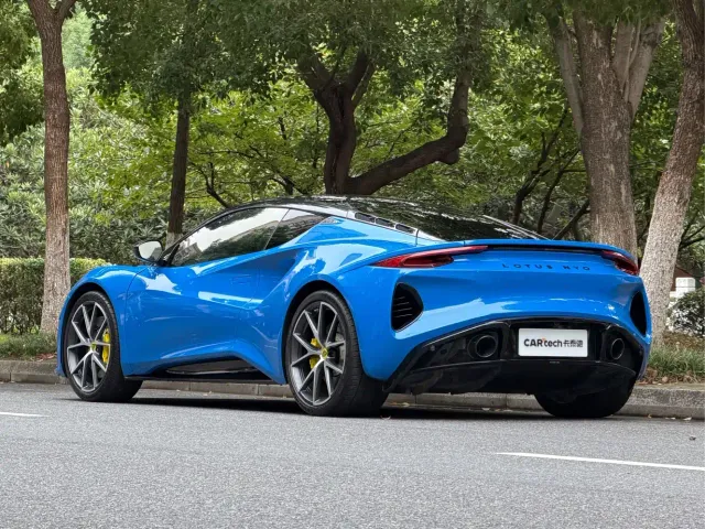 Lotus Emira — Фото автомобиля 6