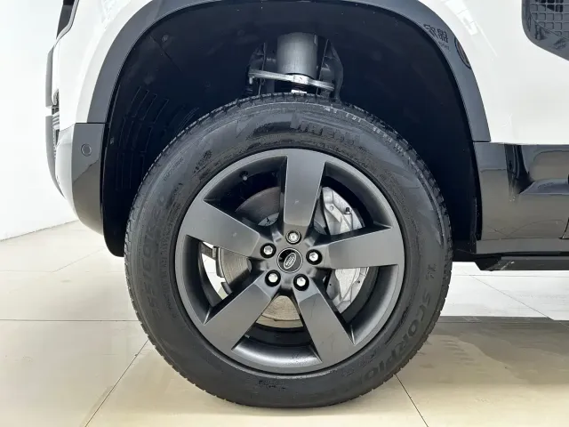 Land Rover Defender — Фото автомобиля 22