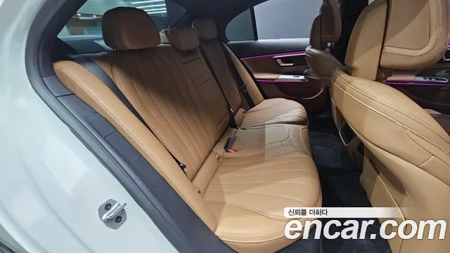 Mercedes-Benz E-Class — Фото автомобиля 4