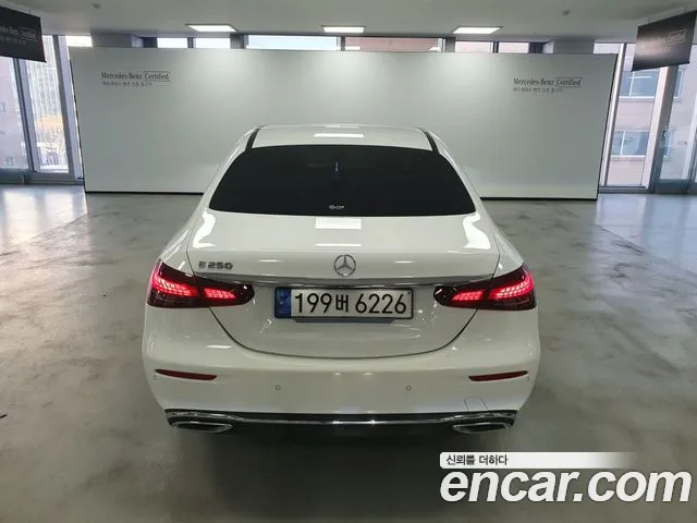 Mercedes-Benz E-Class — Фото автомобиля 4