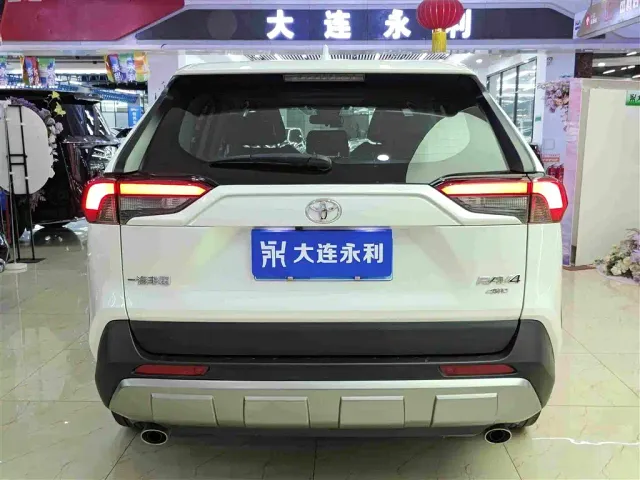 Toyota RAV4 — Фото автомобиля 15