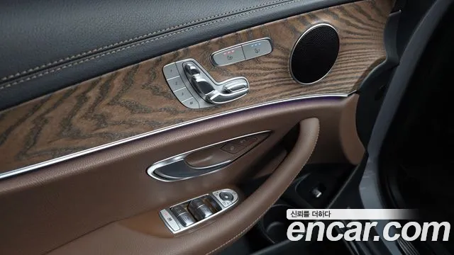 Mercedes-Benz E-Class — Фото автомобиля 30
