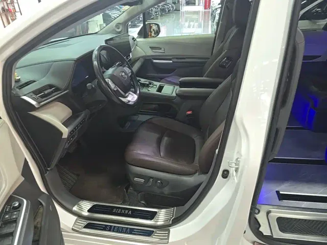 Toyota Sienna — Фото автомобиля 14