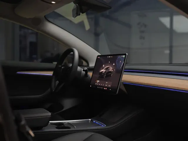 Tesla Model 3 — Фото автомобиля 11